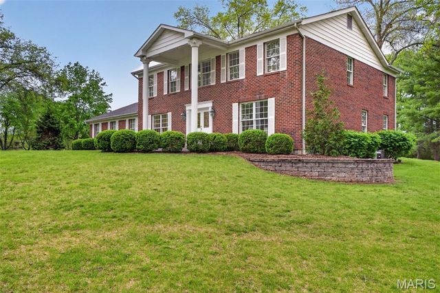 1645 Mason Knoll Road, Town And Country, MO 63131