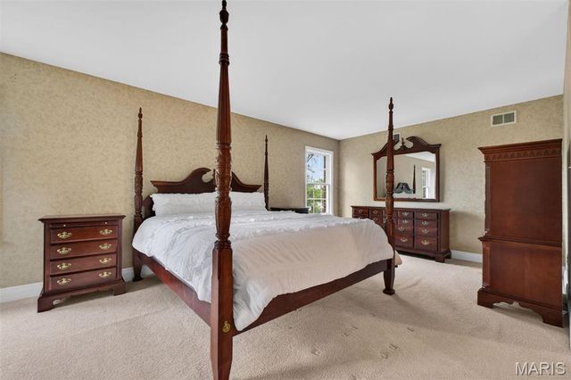 1645 Mason Knoll Road, Town And Country, MO 63131