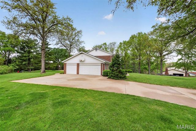 1645 Mason Knoll Road, Town And Country, MO 63131