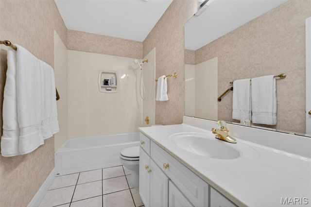1645 Mason Knoll Road, Town And Country, MO 63131