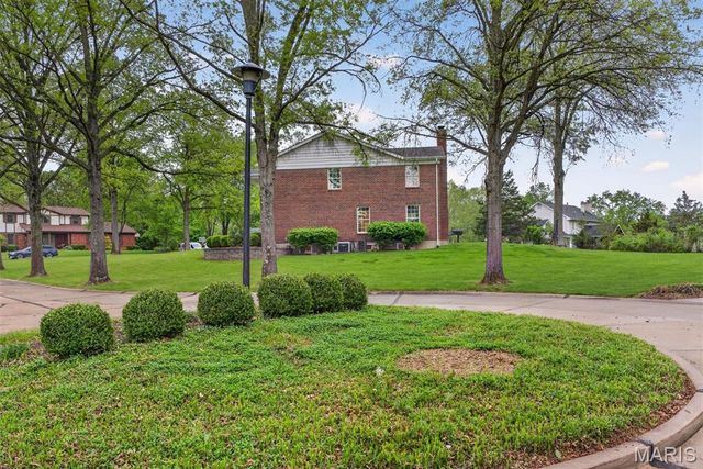1645 Mason Knoll Road, Town And Country, MO 63131
