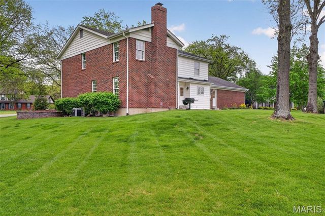 1645 Mason Knoll Road, Town And Country, MO 63131