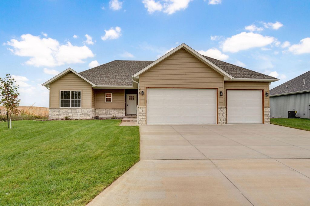 1429 North Collins Drive, Republic, MO 65738