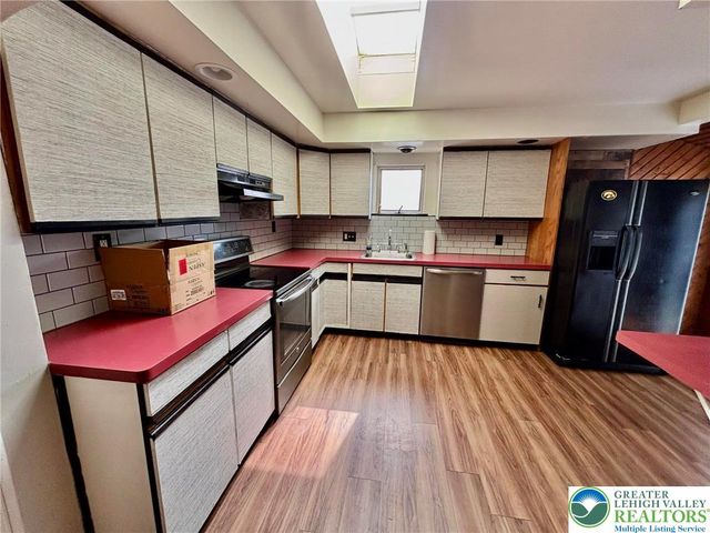 512 Walnut Street, Nazareth Boro, PA 18064