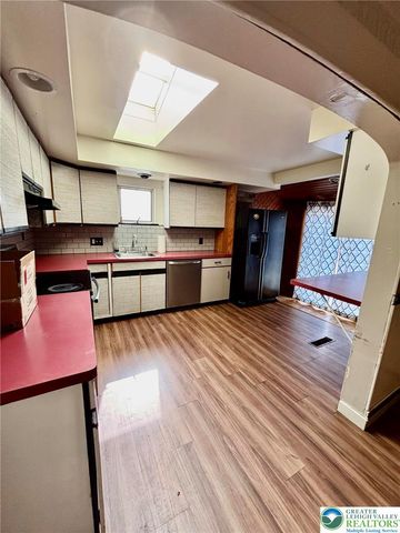 512 Walnut Street, Nazareth Boro, PA 18064