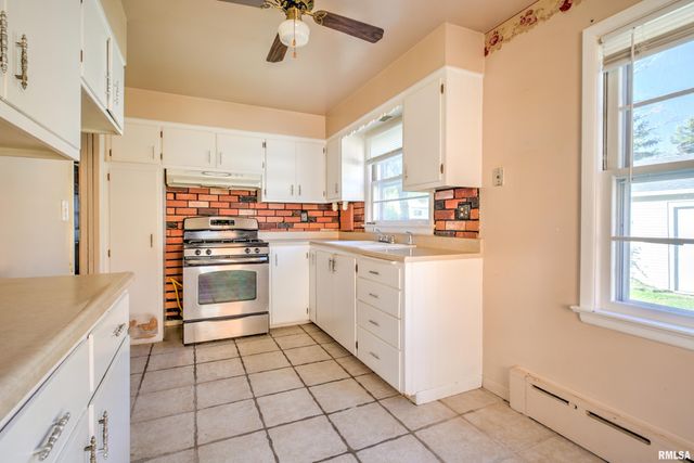 3313 N PEORIA Avenue, Peoria, IL 61603