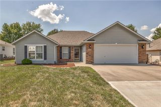 702 SW Hillside Court, Grain Valley, MO 64029
