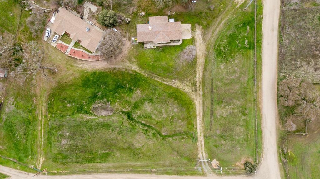 Image 2 of property listing at 31306 Ruth Hill Road, Yokuts Valley, CA 93675