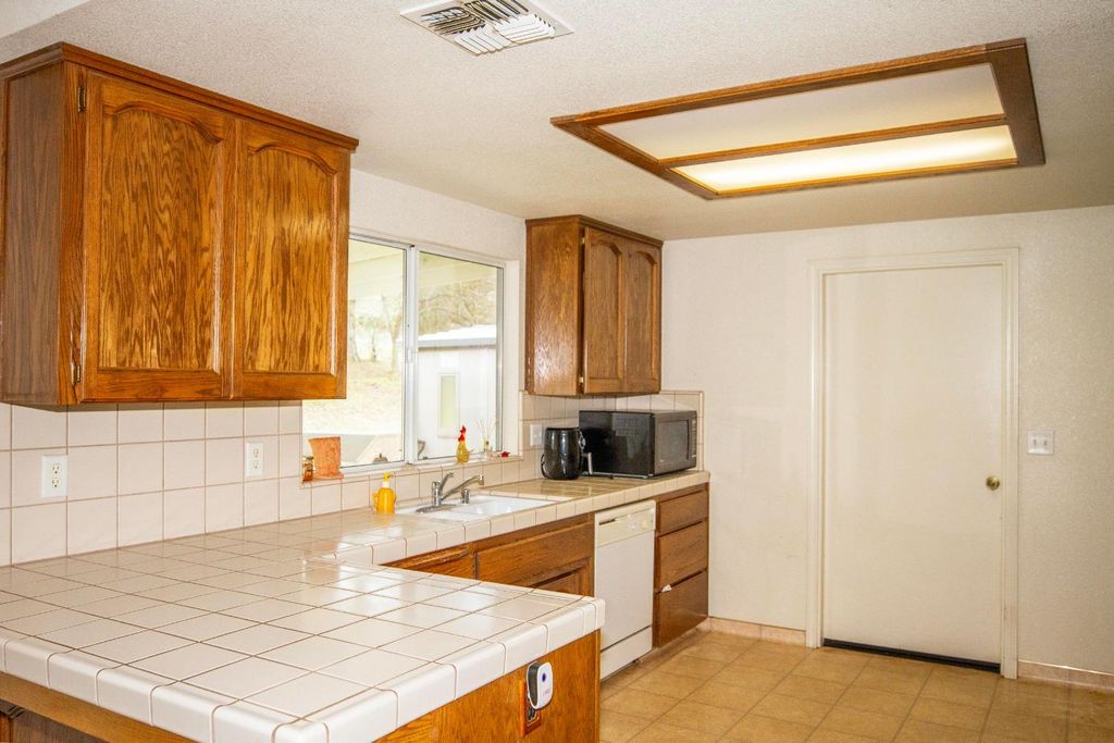 Image 40 of property listing at 31306 Ruth Hill Road, Yokuts Valley, CA 93675