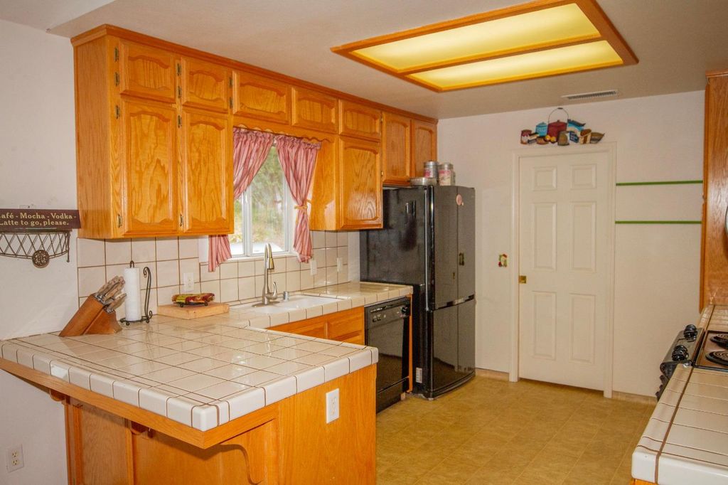 Image 8 of property listing at 31306 Ruth Hill Road, Yokuts Valley, CA 93675