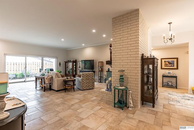 9756 Western Plaza, Omaha, NE 68114