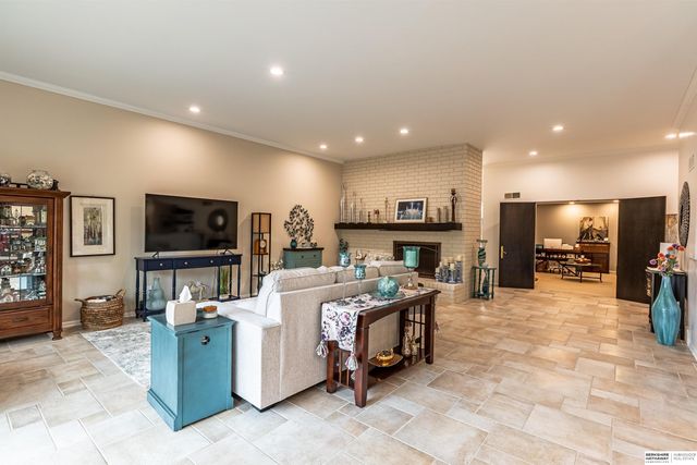 9756 Western Plaza, Omaha, NE 68114