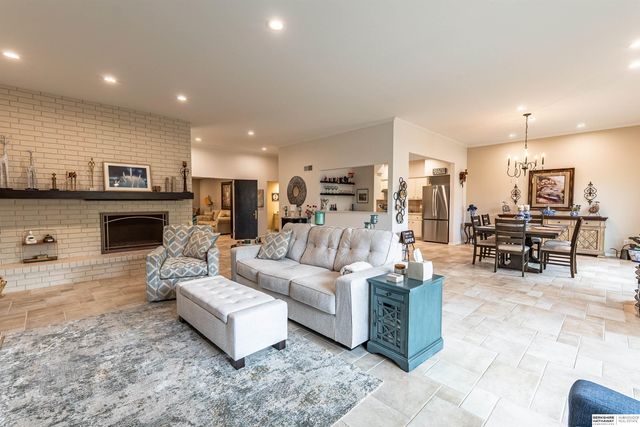 9756 Western Plaza, Omaha, NE 68114