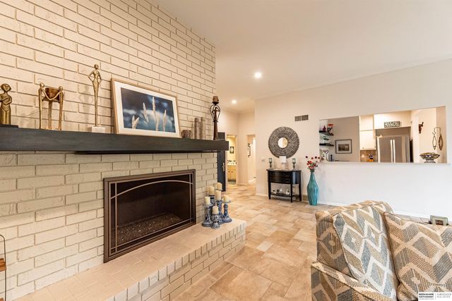9756 Western Plaza, Omaha, NE 68114