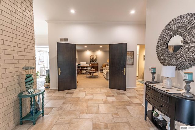 9756 Western Plaza, Omaha, NE 68114