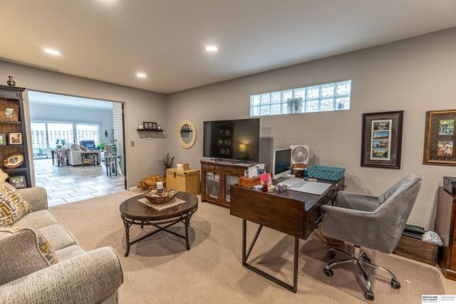 9756 Western Plaza, Omaha, NE 68114