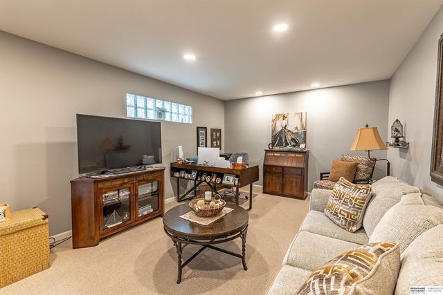 9756 Western Plaza, Omaha, NE 68114