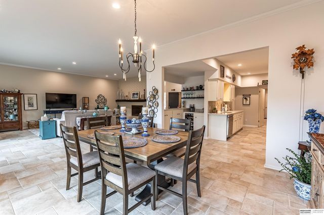 9756 Western Plaza, Omaha, NE 68114