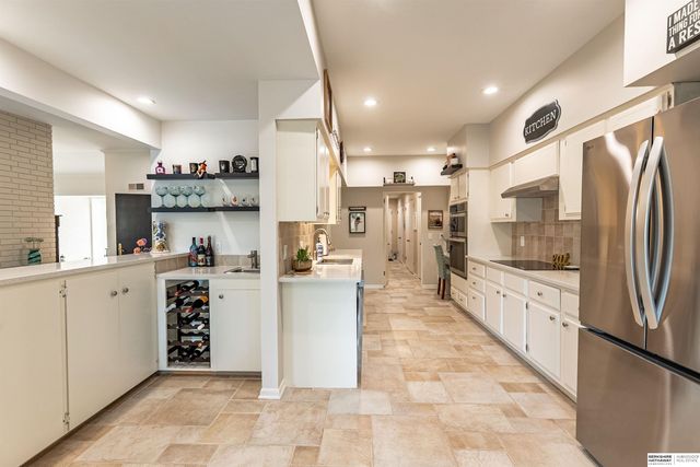 9756 Western Plaza, Omaha, NE 68114