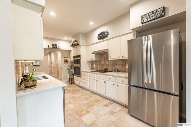 9756 Western Plaza, Omaha, NE 68114