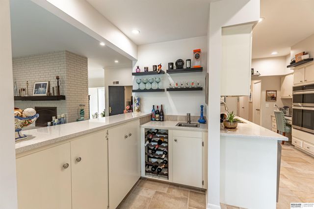9756 Western Plaza, Omaha, NE 68114