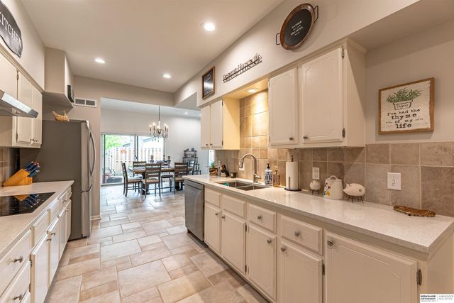 9756 Western Plaza, Omaha, NE 68114