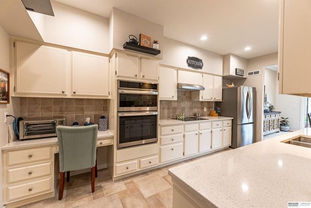 9756 Western Plaza, Omaha, NE 68114