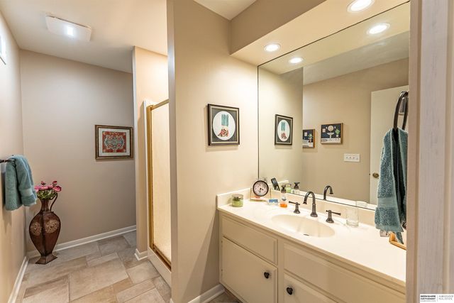 9756 Western Plaza, Omaha, NE 68114