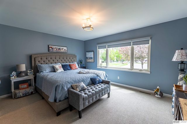 9756 Western Plaza, Omaha, NE 68114