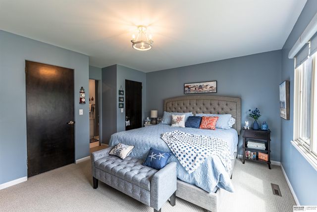 9756 Western Plaza, Omaha, NE 68114