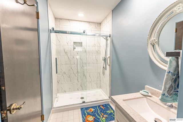 9756 Western Plaza, Omaha, NE 68114