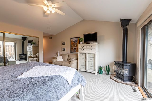 9756 Western Plaza, Omaha, NE 68114
