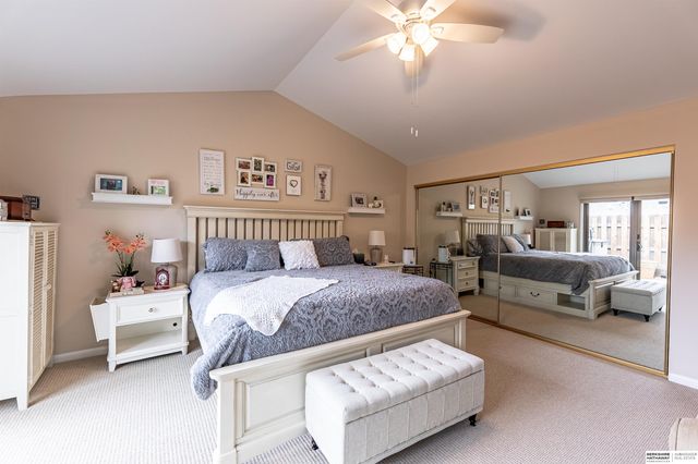 9756 Western Plaza, Omaha, NE 68114