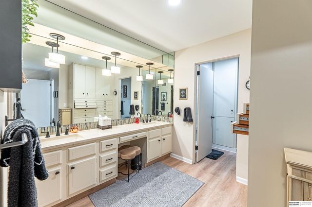 9756 Western Plaza, Omaha, NE 68114
