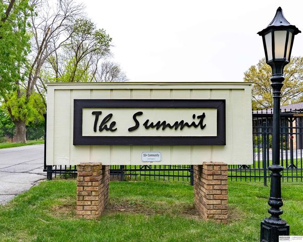 9756 Western Plaza, Omaha, NE 68114