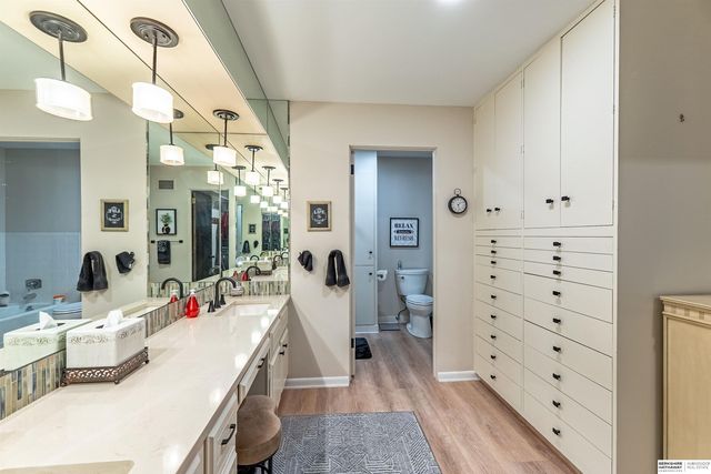 9756 Western Plaza, Omaha, NE 68114