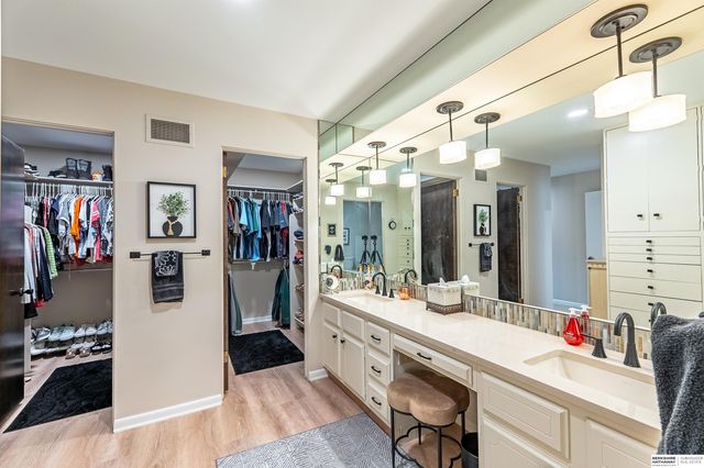9756 Western Plaza, Omaha, NE 68114