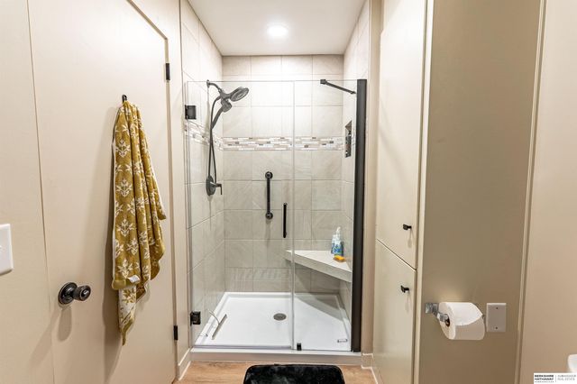9756 Western Plaza, Omaha, NE 68114
