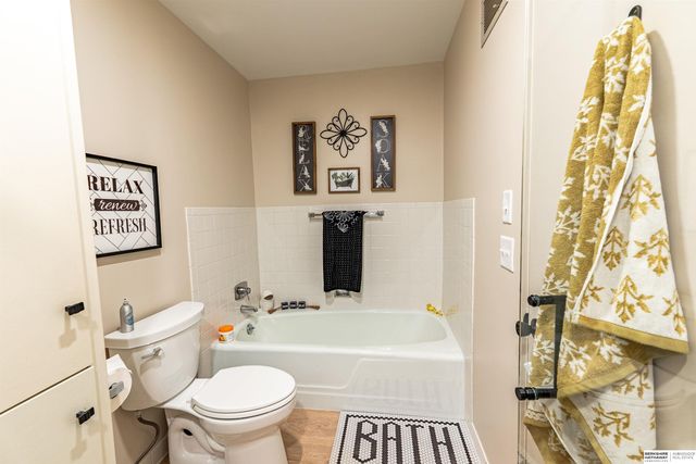 9756 Western Plaza, Omaha, NE 68114