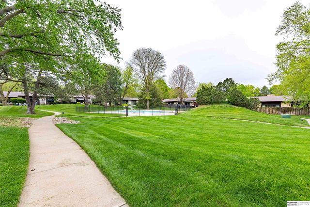 9756 Western Plaza, Omaha, NE 68114