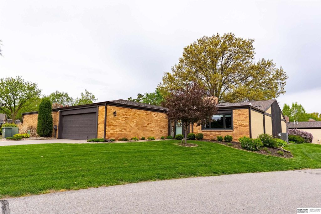 9756 Western Plaza, Omaha, NE 68114