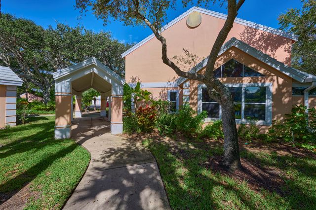 1320 Coral Park Lane Lane 301, Vero Beach, FL 32963