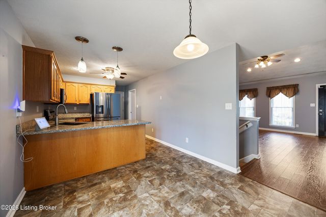 6228 Winding Stream Dr, Louisville, KY 40272