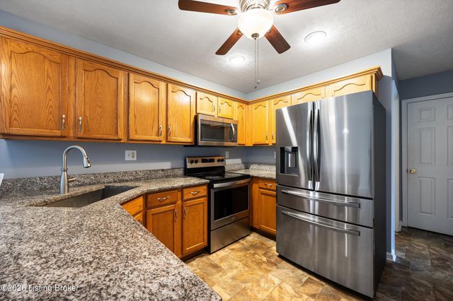 6228 Winding Stream Dr, Louisville, KY 40272