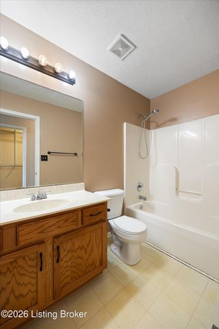 6228 Winding Stream Dr, Louisville, KY 40272