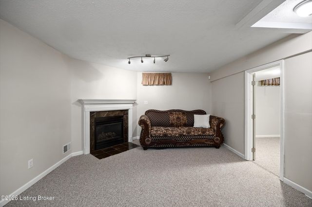 6228 Winding Stream Dr, Louisville, KY 40272