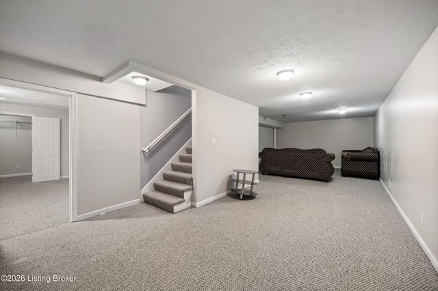 6228 Winding Stream Dr, Louisville, KY 40272