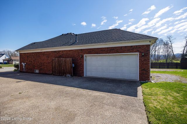 6228 Winding Stream Dr, Louisville, KY 40272