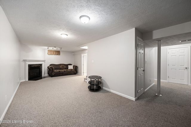 6228 Winding Stream Dr, Louisville, KY 40272