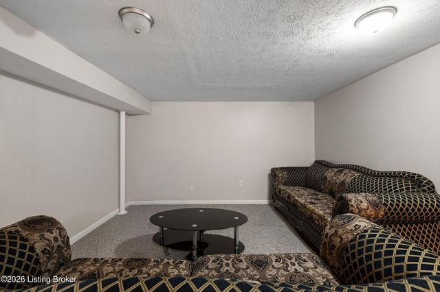 6228 Winding Stream Dr, Louisville, KY 40272